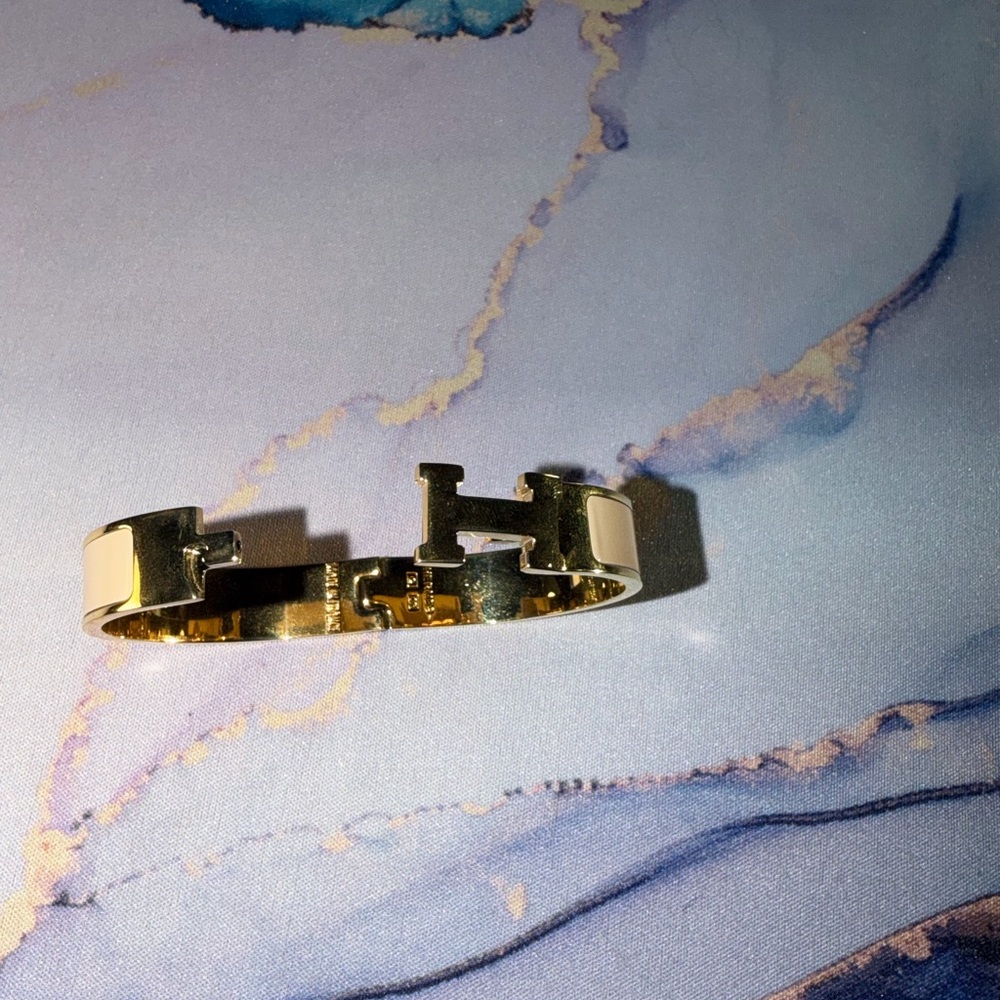 Clic H Bracelet in Cream and Gold - Picture 10 of 16